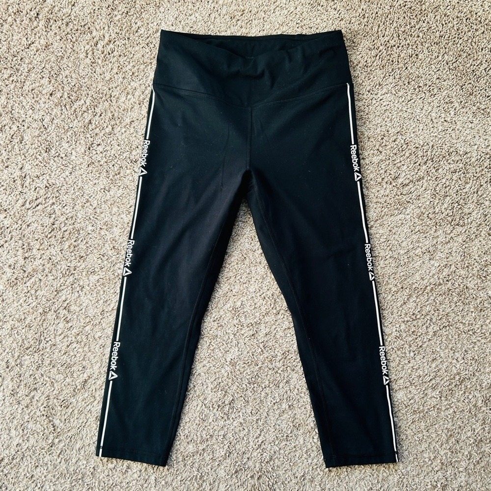 Reebok I Black Logo Tape Capri Leggings‎ I High Waist Back Zip Pocket I Size M
